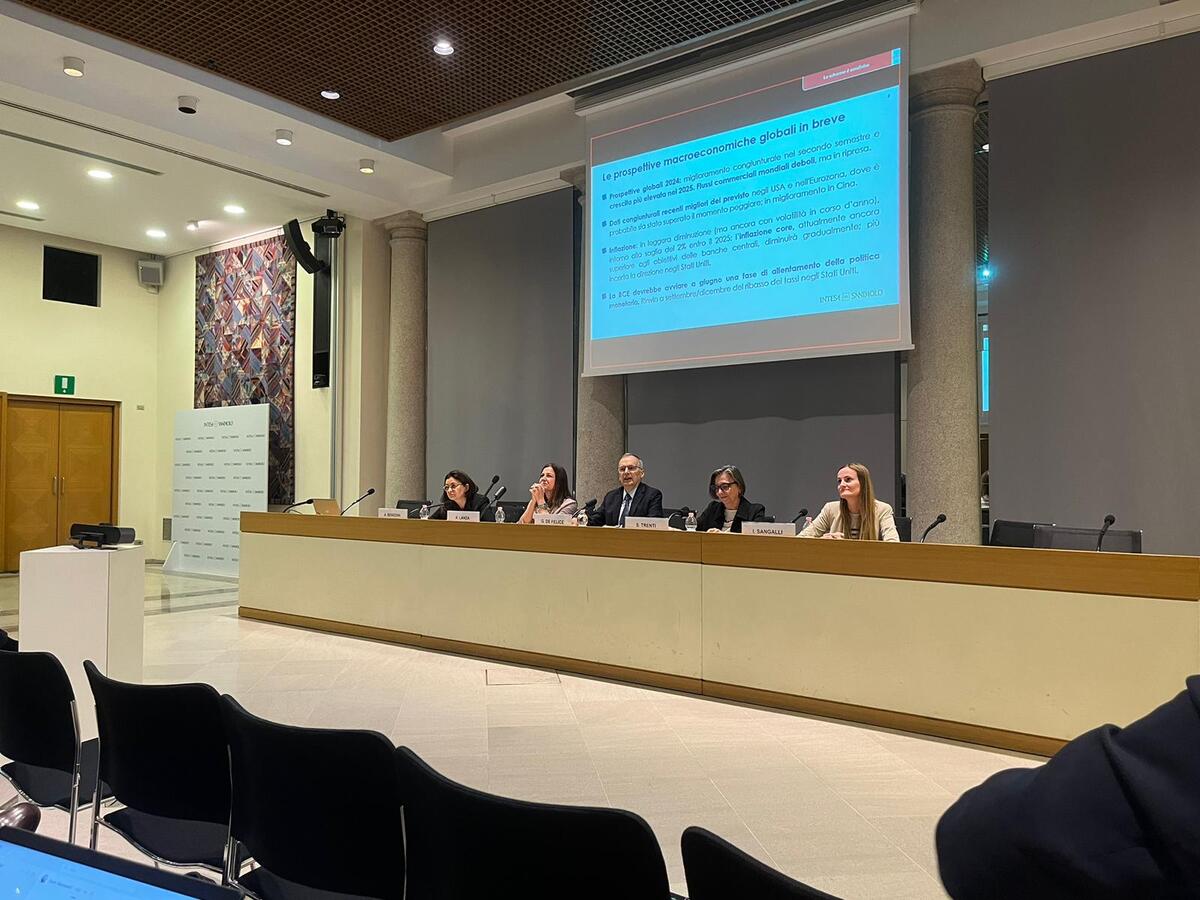 Intesa Sanpaolo presenta il 105esimo rapporto sui settori industriali Intesa Sanpaolo presenta il 105esimo rapporto sui settori industriali