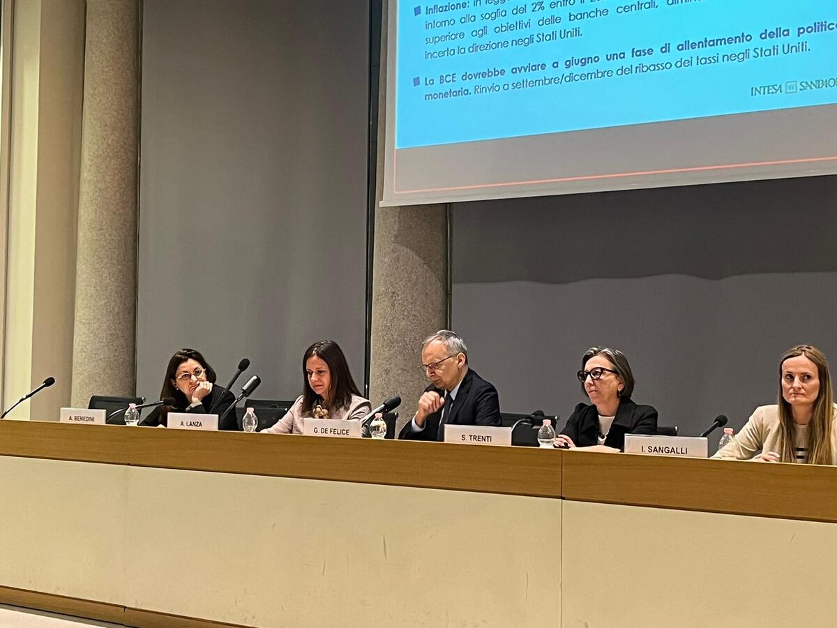 Intesa Sanpaolo presenta il 105esimo rapporto sui settori industriali Intesa Sanpaolo presenta il 105esimo rapporto sui settori industriali