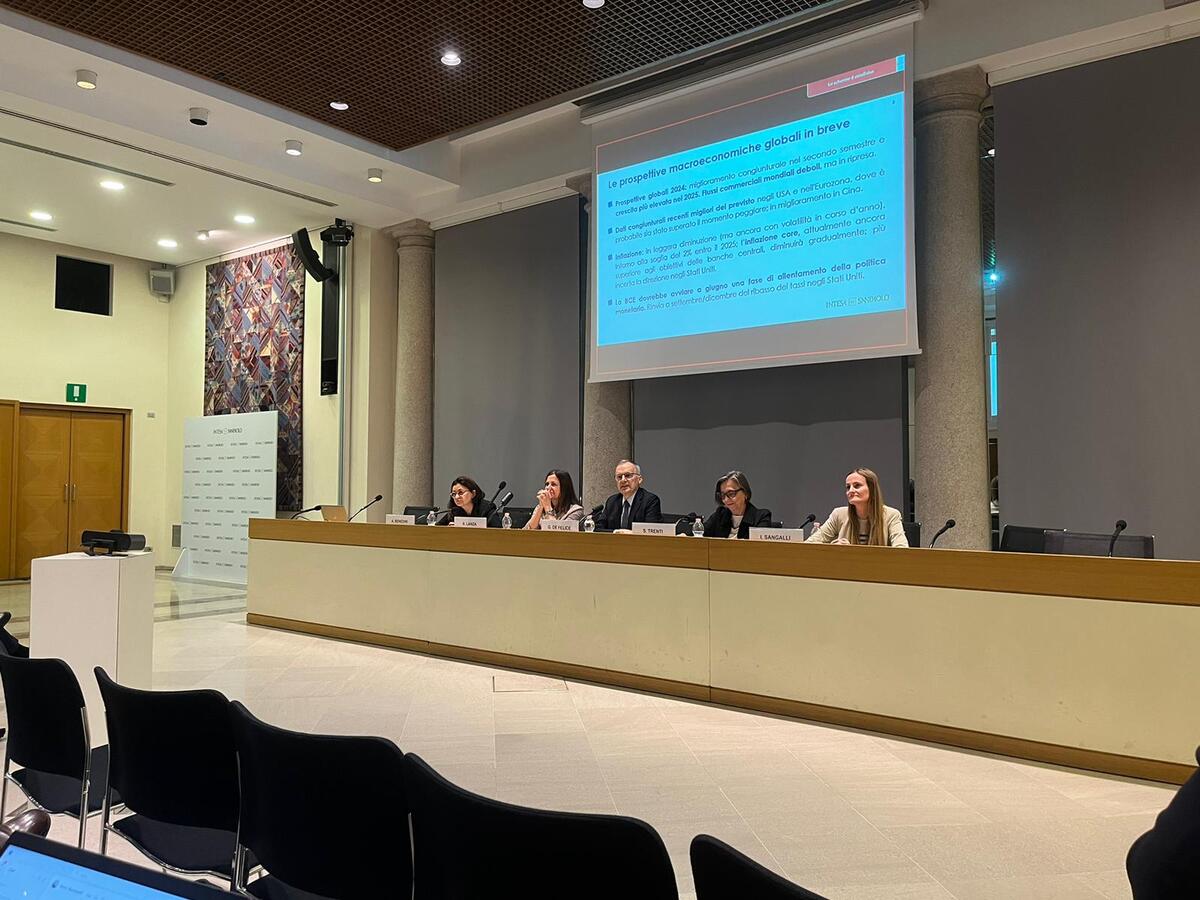 Intesa Sanpaolo presenta il 105esimo rapporto sui settori industriali Intesa Sanpaolo presenta il 105esimo rapporto sui settori industriali
