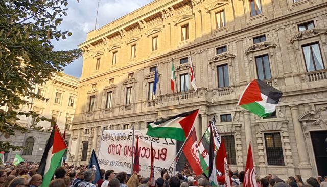 Milano, presidio Pro Palestina (fonte: MiaNews)