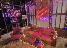 Disney+, regalo di Natale: il Christmas Village con angoli cult: dai Simpson ad How I Met Your Mother e... - Le foto