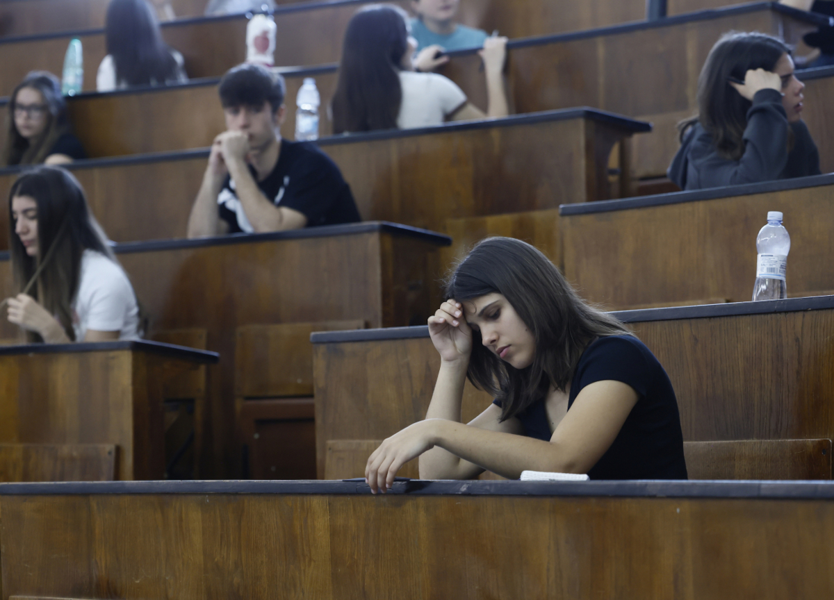 test di medicina i quiz direttamente sui social caccia alla talpa e rischio annullamento copiavano tutti da Affaritaliani.it test di medicina i quiz direttamente sui social caccia alla talpa e rischio annullamento copiavano tutti