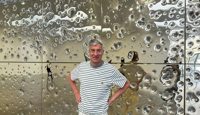 Maurizio Cattelan, il water è d'oro ma i conti luccicano un po' meno: cresce il giro d'affari, scendono gli utili