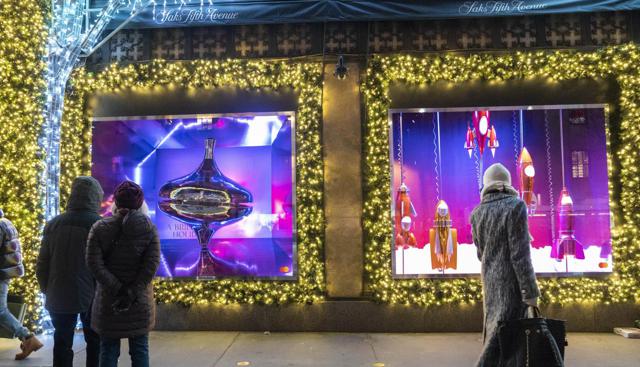 Crisi e montagne di debiti, il grande magazzino di lusso di New York Saks With Avenue finisce in bancarotta