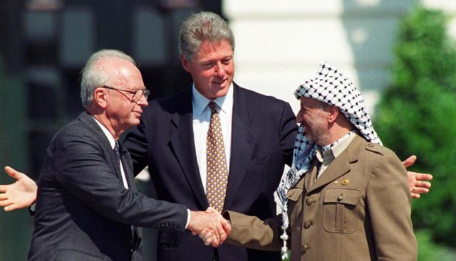 Rabin, Clinton, Arafat: accordi di Oslo del 1993 (Foto Lapresse)