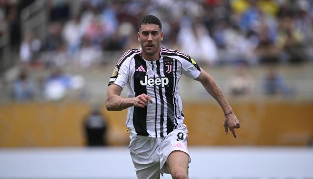 Calciomercato, Vlahovic-Juventus: la complicata exit strategy. Milan beffato da Mourinho e l'offerta araba che spaventa il Diavolo - Rumor