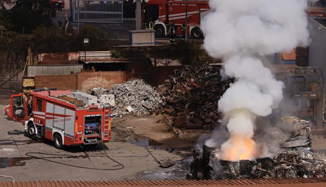Roma, esplosioni al distributore: 25 feriti, uno grave. La protezione civile: “Tenete chiuse le finestre”