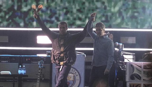 Oasis, 'è bello essere tornati', a Cardiff oltre 70mila fan per la storica reunion di Liam e Noel Gallagher - Il commovente omaggio a Diogo Jota,