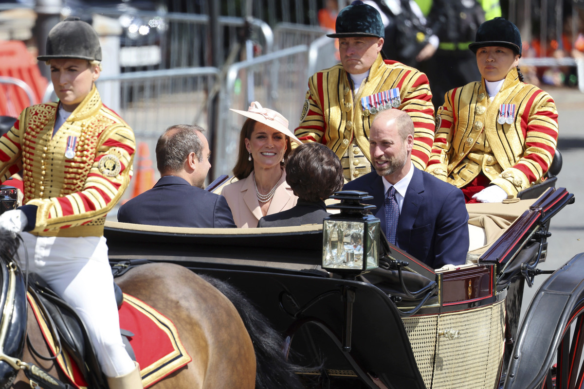Emmanuel e Brigitte Macron arrivano in Gran Bretagna accolti dal Principe William e Kate Middleton Emmanuel e Brigitte Macron arrivano in Gran Bretagna accolti dal Principe William e Kate Middleton
