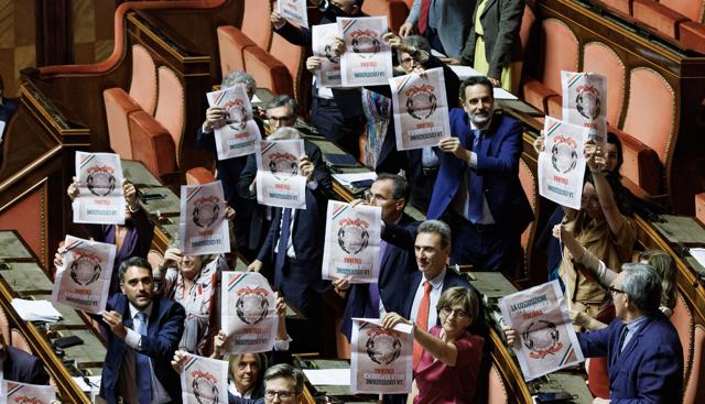 La protesta delle opposizioni nell’aula del Senato in occasione del voto finale del ddl su separazione carriere magistrati La protesta delle opposizioni nell’aula del Senato in occasione del voto finale del ddl su separazione carriere magistrati