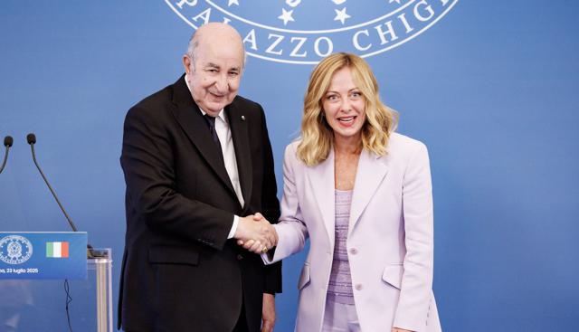 Giorgia Meloni e il presidente della Repubblica Algerina Abdelmadjid Tebboune Giorgia Meloni e il presidente della Repubblica Algerina Abdelmadjid Tebboune