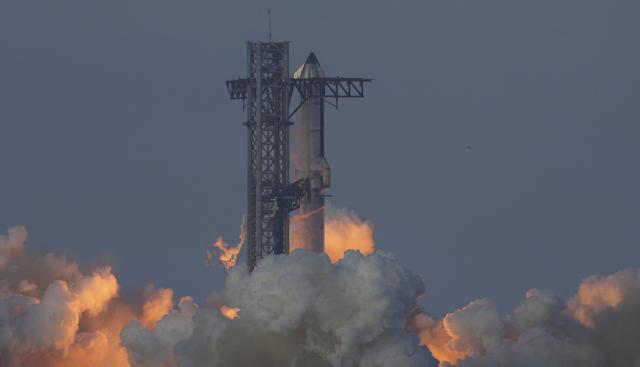Spazio, Elon Musk non fa più flop: concluso con successo il lancio del mega razzo Starship