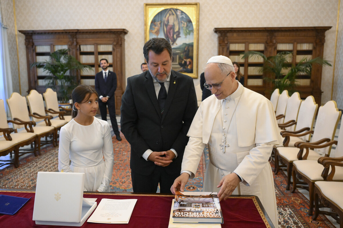 Matteo Salvini (accompagnato dalla figlia Mirta) dal Santo Padre