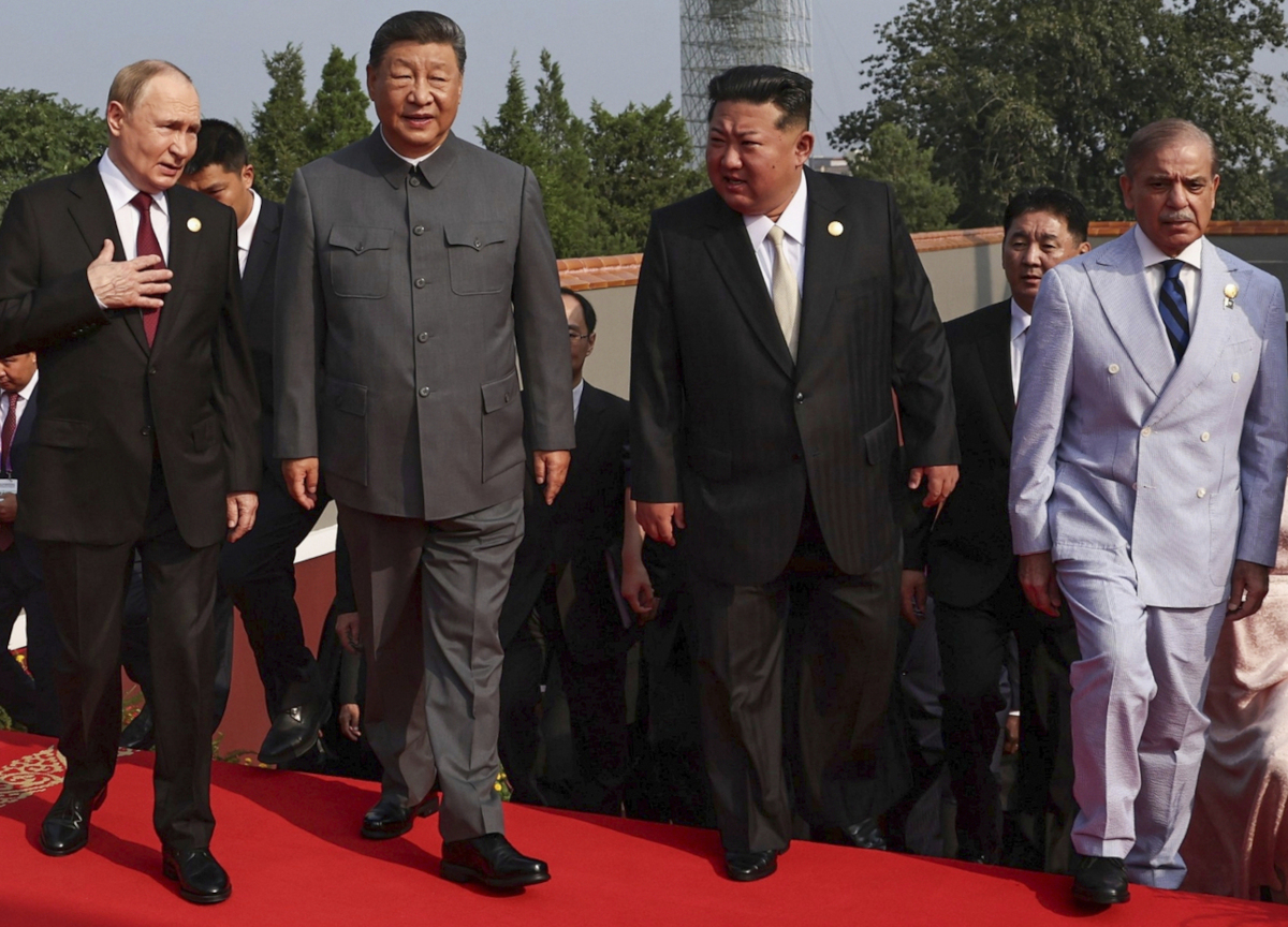 Parata militare a Pechino: Putin, Xi, Kim Jong Un (Foto Lapresse) Parata militare a Pechino: Putin, Xi, Kim Jong Un (Foto Lapresse)