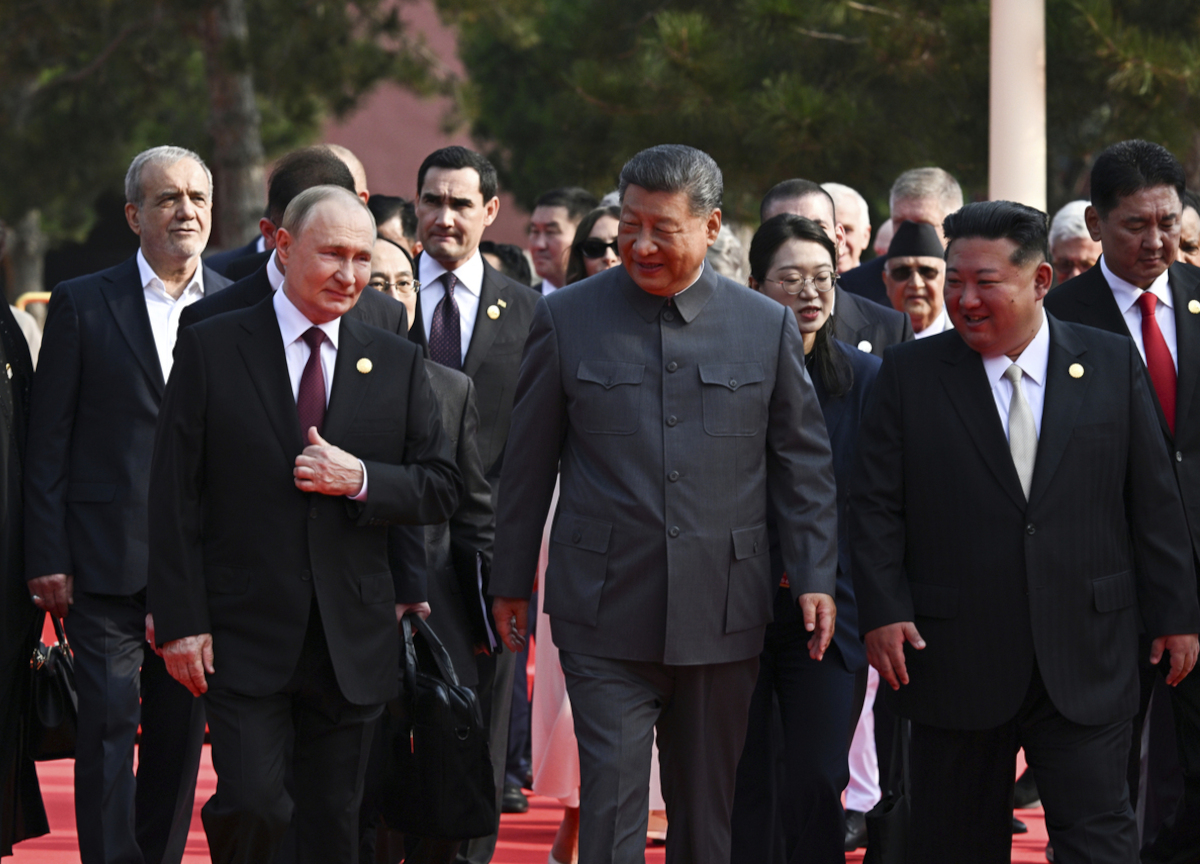 Parata militare a Pechino: Putin, Xi, Kim Jong Un (Foto Lapresse) Parata militare a Pechino: Putin, Xi, Kim Jong Un (Foto Lapresse)