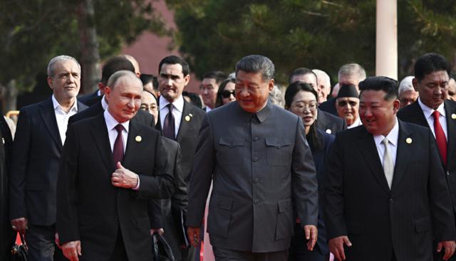 Pechino, Xi alla parata con Putin e Kim. Il presidente cinese: "Il nostro esercito deve diventare una forza di livello mondiale"