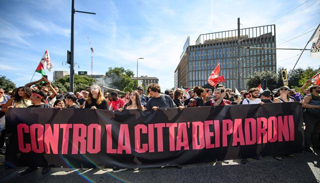 Milano, corteo per il Leoncavallo: "Siamo 50mila, ci riprendiamo la città". Uova e petardi contro la polizia, occupato il Pirellino
