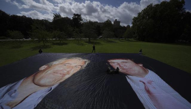 Trump da re Carlo, sul Castello di Windsor proiettate foto del presidente americano con Epstein: quattro arresti