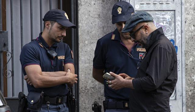 Filippo Rebuzzini con agenti di Polizia sulla scena della morte del padre Maurizio