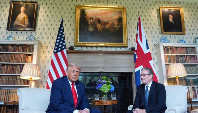 Trump da Starmer attacca Putin: "Mi ha veramente deluso". Accordo complessivo Usa-Gb da 250 miliardi di euro di investimenti