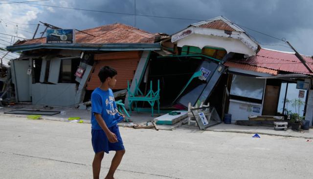Filippine, terremoto fortissimo di magnitudo 7.4 a 20 km da Manay, la conta dei danni