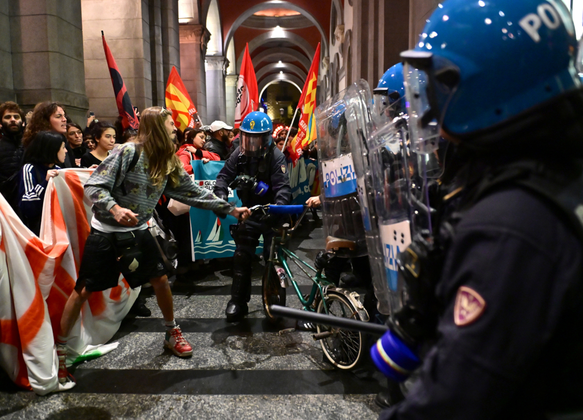 Flotilla, in migliaia in Italia manifestano per tutta la notte. Momenti di tensione a Roma: oggetti contro la Polizia