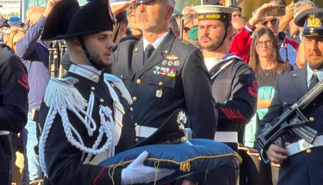 Esplosione a Verona, funerali di Stato per i tre carabinieri uccisi. "Hanno servito la patria con amore". Mattarella e Meloni vicini ai familiari