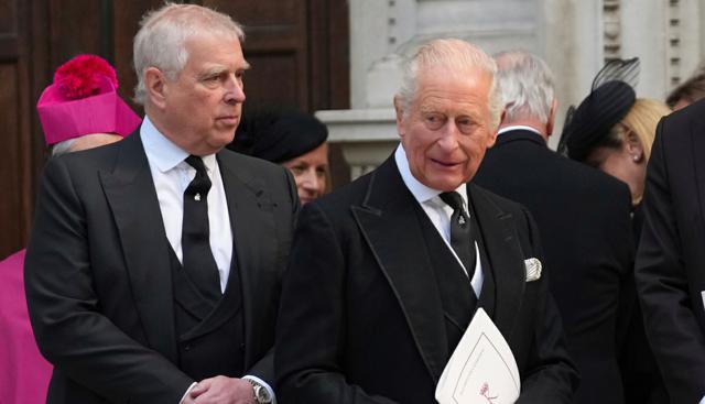 Re Carlo III caccia il fratello Andrea da Royal Lodge: "Coinvolto nel caso Epstein, privato di tutti i suoi titoli"