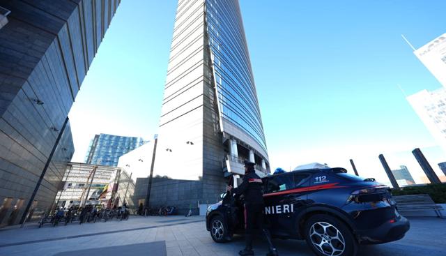 Milano, donna accoltellata in pieno giorno in piazza Gae Aulenti: aggredita alle spalle alle 9 del mattino, è in gravi condizioni. Il marito accorso in bici