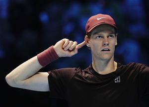 Alcaraz batte Sinner in esibizione a Seul. Show, gag e un ragazzino al posto di Jannik per un punto