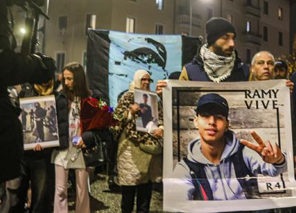 Milano, fiaccolata per Ramy a un anno dalla morte. Il padre: "Per l'Ambrogino sono arrabbiato"