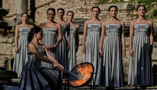 Milano Cortina, l'accensione della fiamma olimpica a Olimpia