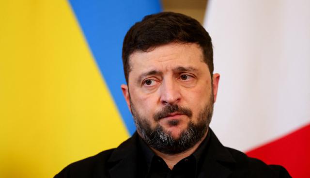 Ucraina, Zelensky fa un passo indietro: "Non chiederemo di entrare nella Nato, ma a una condizione"