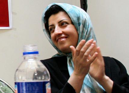 Iran, arrestata la Nobel per la pace Narges Mohammadi: fermata durante una cerimonia commemorativa