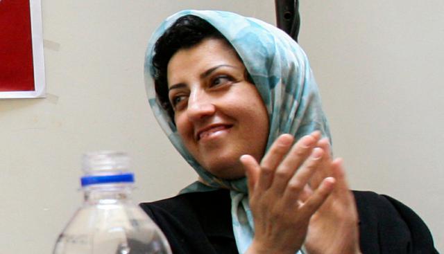 Iran, arrestata la Nobel per la pace Narges Mohammadi: fermata durante una cerimonia commemorativa