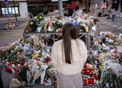 Strage di Crans Montana, l'Italia piange le sue vittime: folla di giovanissimi per i funerali di Riccardo a Roma e Giovanni a Bologna. Un minuto di silenzio nelle scuole