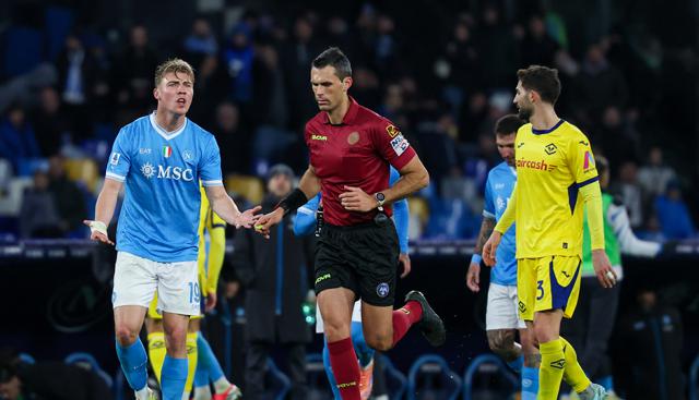 Napoli-Verona bufera, rigore giusto contro Buongiorno? Gol di Hojlund irregolare? - La sentenza della moviola