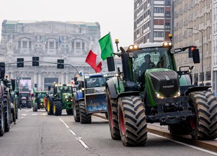 Mercosur, i trattori invadono Milano: balle di fieno e latte versati in Stazione Centrale