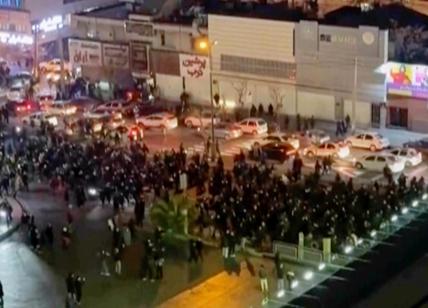 Trump sprona gli iraniani: "Continuate a manifestare, l'aiuto è in arrivo". Mosca non ci sta: "Inaccettabili le minacce degli Usa"