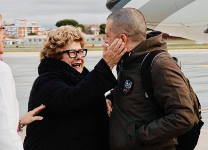 Trentini e Burlò, l'incubo è finito. Atterrato a Ciampino l'aereo con a bordo i due ex prigionieri. Ad accoglierli Meloni e Tajani