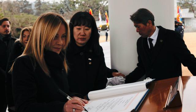 Meloni in Corea del Sud (Foto Lapresse)