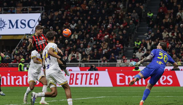 Fullkrug risponde a Lautaro e affonda il Lecce, Milan a -3 dall'Inter. "L'assist di Saelemaekers il sogno di ogni attaccante"