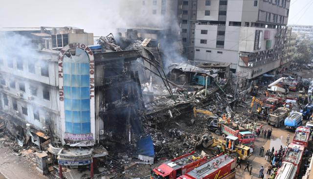 Pakistan, incendio in un centro commerciale (Foto Lapresse) Pakistan, incendio in un centro commerciale (Foto Lapresse)