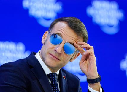Perchè Macron porta gli occhiali da sole anche a Davos? Ecco cosa si nasconde dietro lo “stile” del presidente