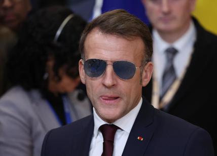 Macron non si toglie più gli occhiali italiani a specchio: indossati pure al Consiglio Ue. Ecco quanto valgono