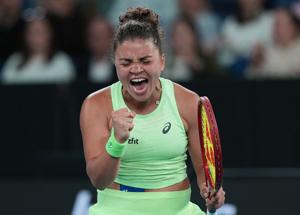 Australian Open, Jasmine Paolini al terzo turno (chi affronterÃ ) - Allarme virus, tennisti ko. Bassetti: "A Melbourne condizioni perfette per diffusione di infezioni"