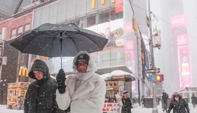 New York, neve e gelo (Foto Lapresse)