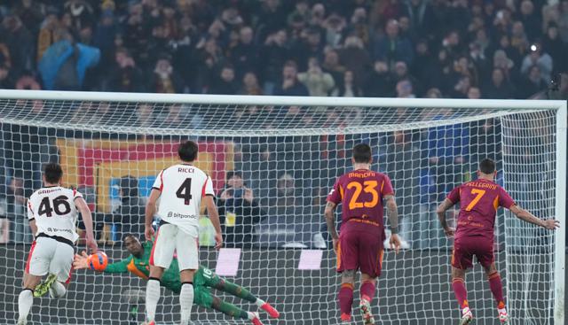 Roma-Milan, rigore giusto per il braccio di Bartesaghi? La sentenza della moviola - Maignan: "Deve tagliarselo?"