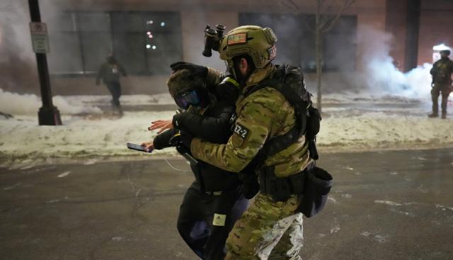 Polizia Ice, Fox News: "Il comandante Bovino rimosso dall'incarico". La Casa Bianca smentisce: "No, resta"