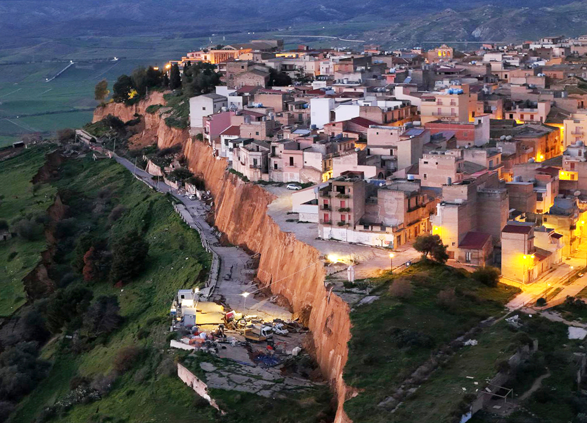 Niscemi, Musumeci: "Tragedia annunciata". Un errore che si ripete da 236 anni, impossibile edificare in quei luoghi ma...